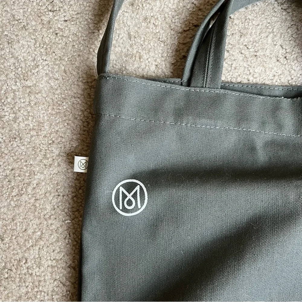 Monocle Magazine Canvas Tote Bag + Summer Edition Magazine Konfekt | Olive Green